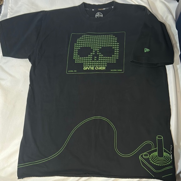 New Era 59 Fifty Graphic Tee Space Invaders T-Shirt Videogame Atari 2000’s - Picture 1 of 7